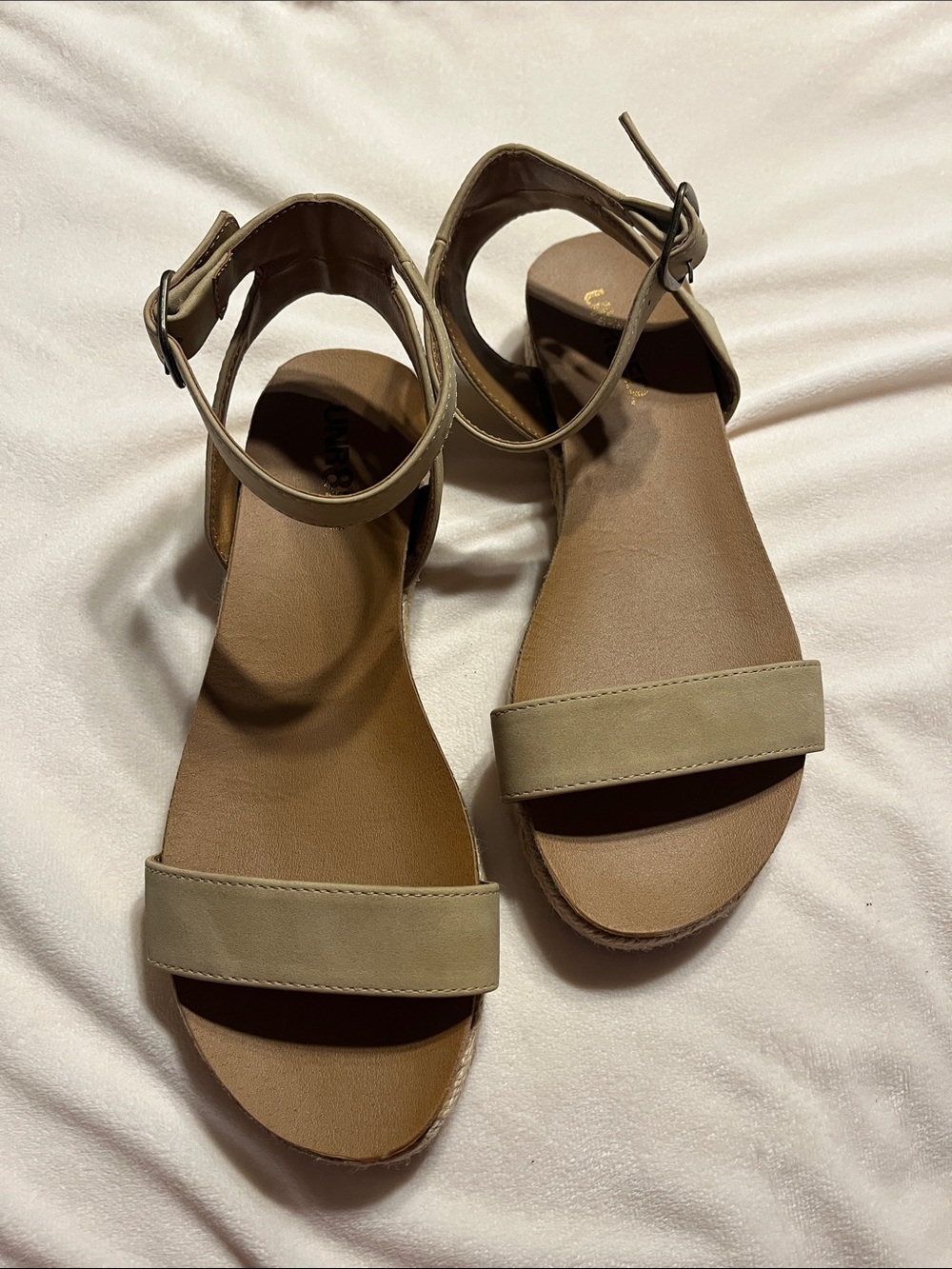 Women's Ankle-Strap Flat Sandals in Light Taupe/Beige